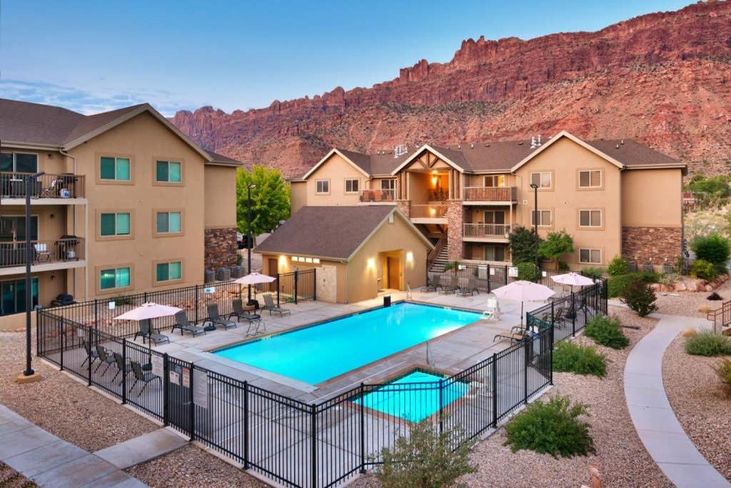 6H Spacious Redcliff Condo, Pool & Hot Tub Moab Exteriör bild